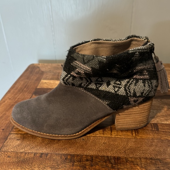 TOMS Suede Ankle Booties, Western, Block Heel, Gray, Black, Gently Used, Size 8 - Picture 5 of 14